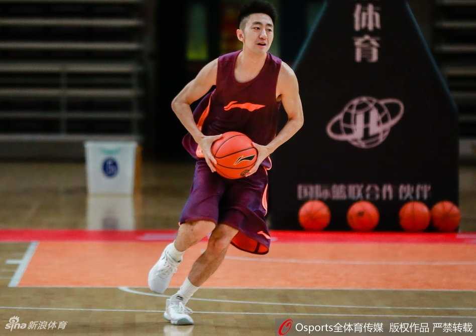 训练场上，马布里弯下腰，亲自为一位年轻内线球员纠正篮下卡位的防守姿势，他的眼神里满是耐心与严厉，仿佛在雕琢一块璞玉。