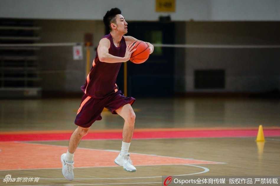 马布里在训练中亲自运球组织进攻，为后卫线球员演示如何破解紧逼防守，他标志性的交叉步运球依旧犀利，引来了场边工作人员的阵阵喝彩。