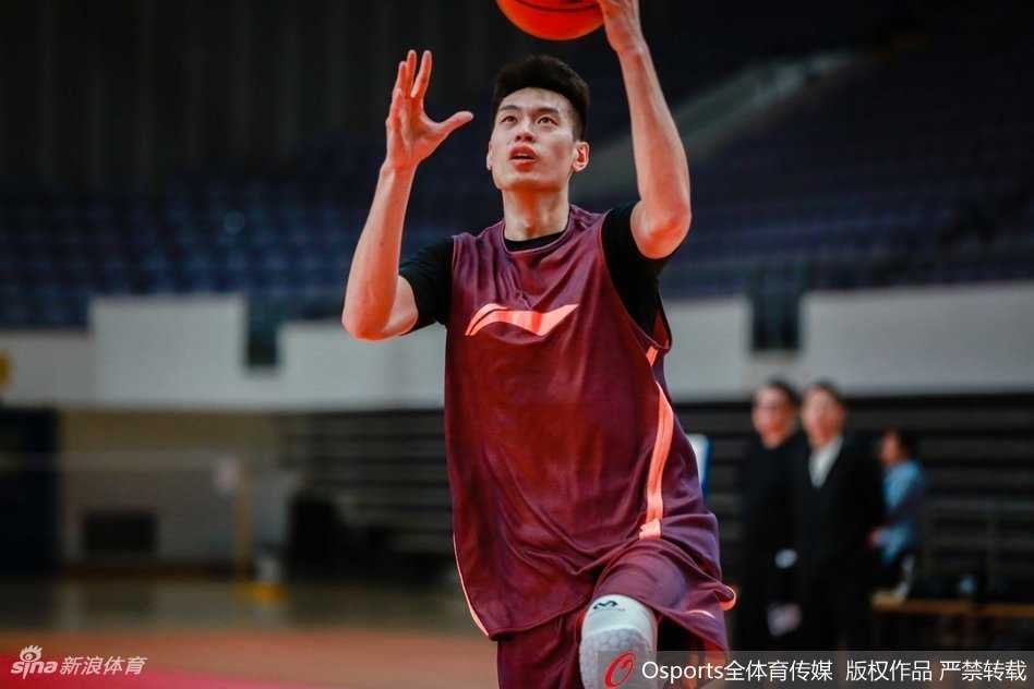 镜头捕捉到马布里开怀大笑的瞬间，他身旁的翻译和助教也被逗乐，三人笑作一团，展现了球队内部轻松融洽的一面。