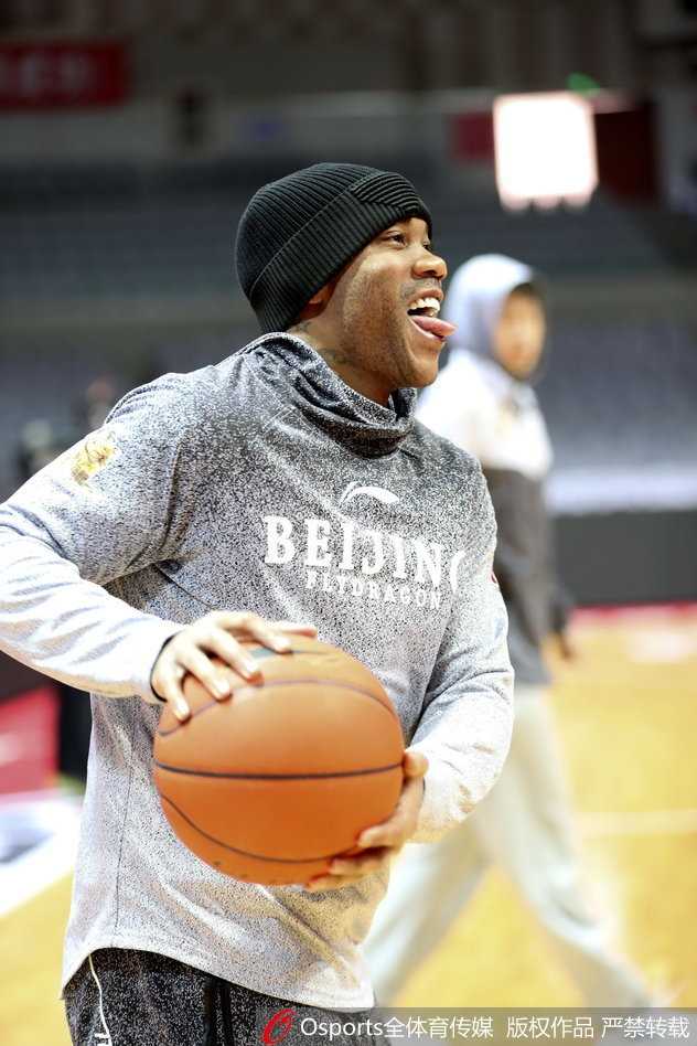 马布里谢幕战倒计时:北控男篮的最后一舞与传奇的萌动瞬间 老马吐舌专注运球,眼神如少年般澄澈,训练中的顽皮瞬间让人忘却这是他告别前的倒计时