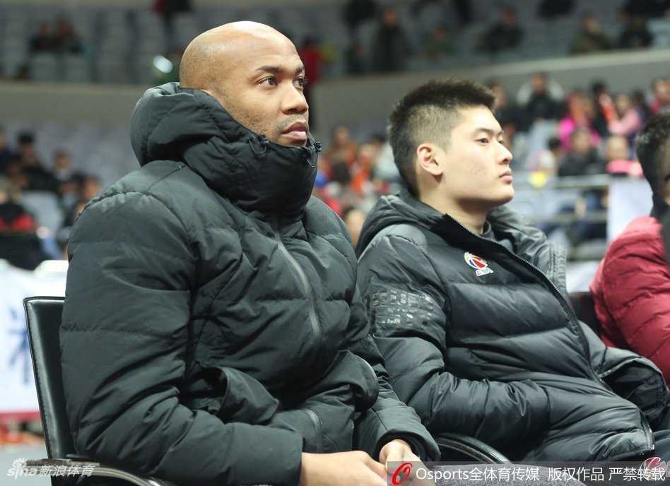 场边休息区，北控队传奇外援马布里身穿便服，神情专注地观察着场上局势，为即将到来的告别演出积蓄力量