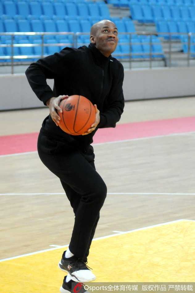 马布里在对抗中突然急停，做出一个惟妙惟肖的传球假动作，晃飞了防守球员的重心，如同一位魔术师在指尖玩弄着篮球的戏法。