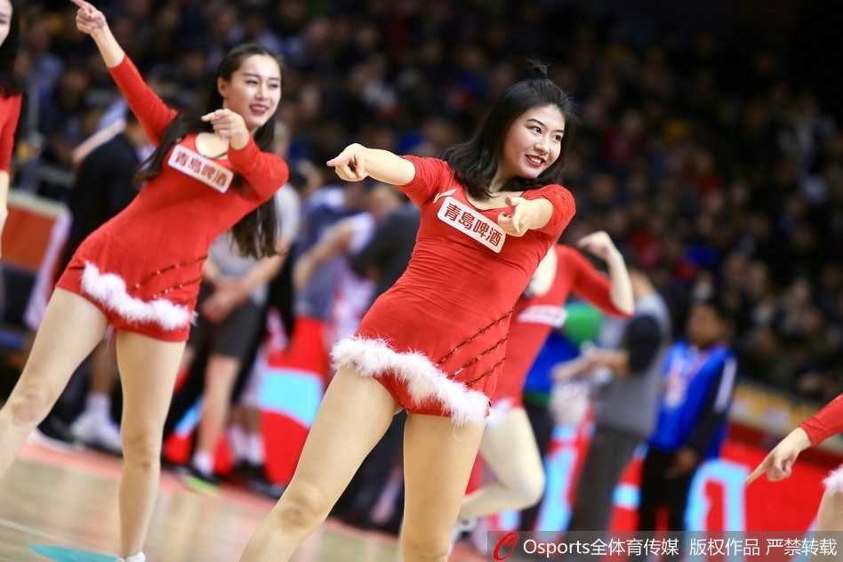 鲁京大战跨年之夜,山东高速篮球宝贝小蛮腰热舞燃爆全场 伴随着节奏感十足的音乐,一名篮球宝贝正激情热舞,她飞扬的发丝和动感的舞步,定格了赛场上力与美完美结合的精彩瞬间。