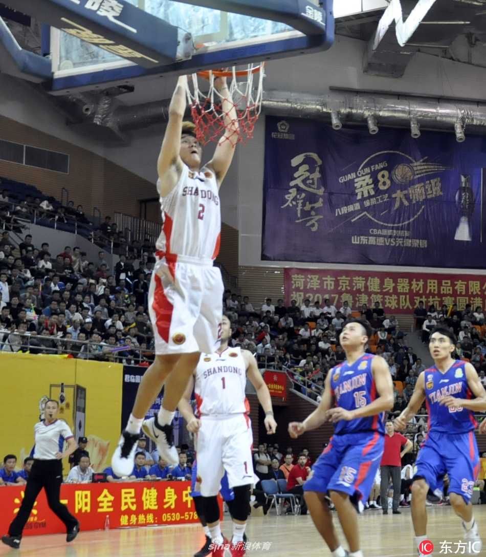 张庆鹏宝刀不老，在快速反击中接队友传球，不等防守落位，直接在三分线外张手命中，引爆全场激情。