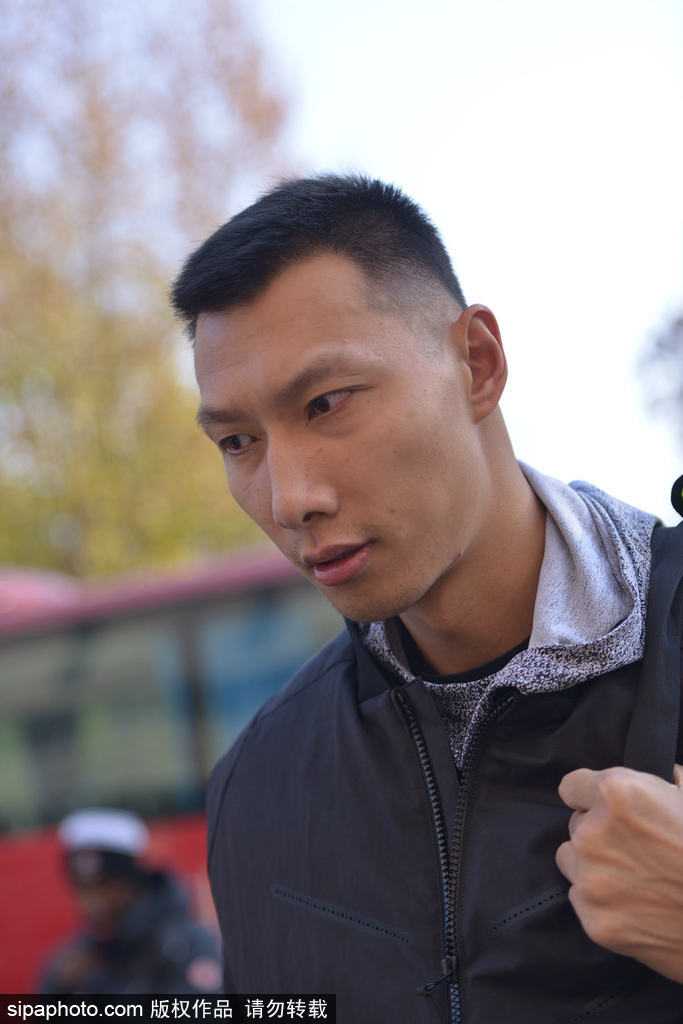 广东宏远小外援杰克逊在训练中运球观察，准备寻找传球机会，力求在比赛中证明自己的价值。