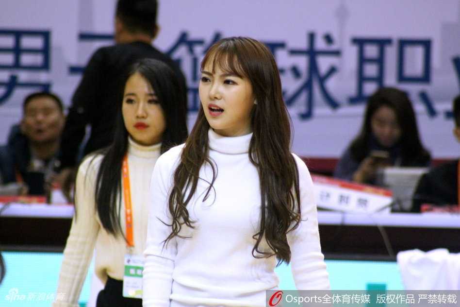 伴随着现场动感的音乐，几位啦啦队员正在排练开场舞，裙摆随着动作轻盈飞扬，她们的笑容如同冬日里的暖阳，驱散了赛前的紧张感。