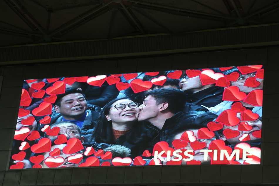 队长易立在广厦队高大内线的防守下，依然毫无畏惧地杀入禁区，他高高跃起，用一记势大力沉的单手劈扣点燃了全场，宣告江苏男篮绝不轻言放弃的斗志。