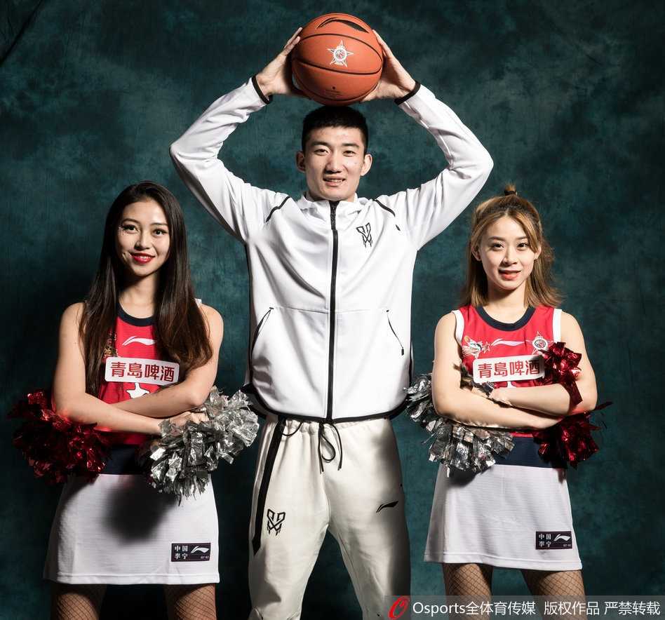 北区星锐队员合影中，阿不都沙拉木面带微笑，眼神中透露出超越年龄的成熟与自信，队友们肩并肩站在一起，兄弟情谊溢于言表。