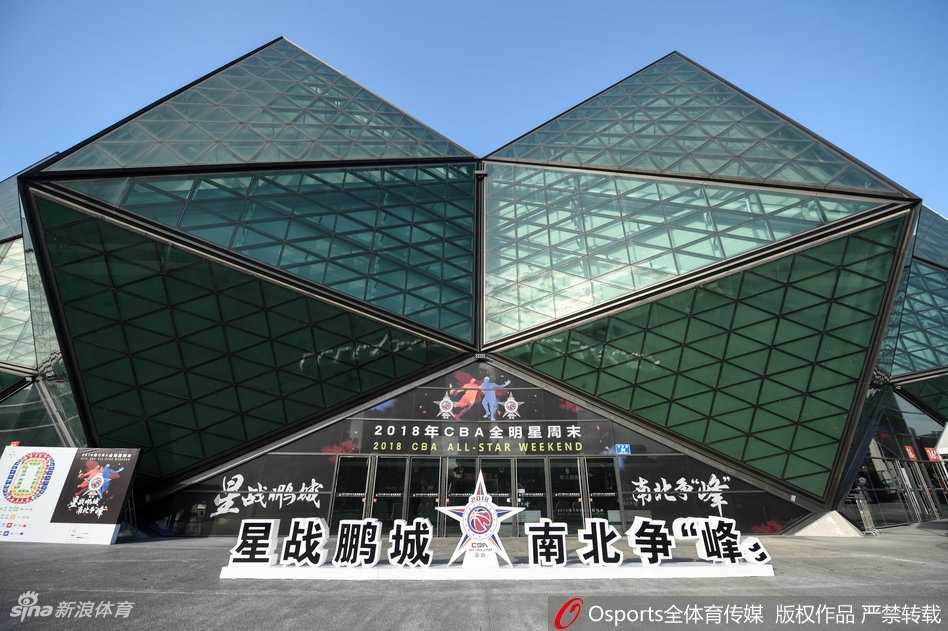 场馆外的球迷广场变成了欢乐的海洋，巨大的CBA全明星赛logo格外醒目，球迷们有的在合影留念，有的在参与互动游戏，到处都是欢声笑语。