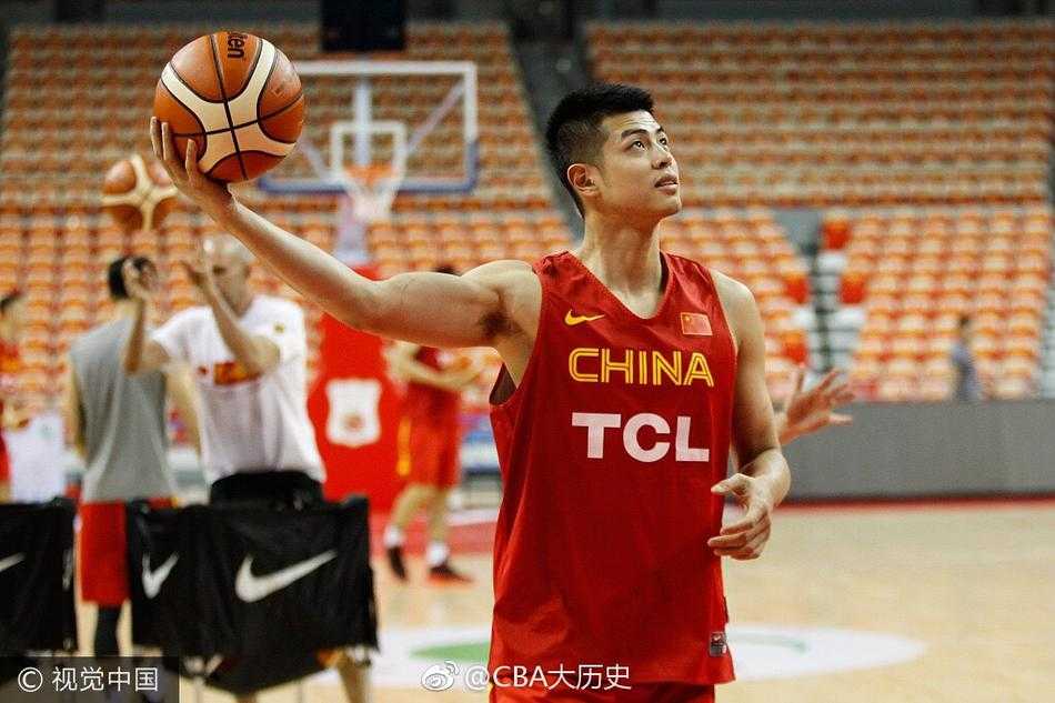 中国男篮小将面对伊朗老将的防守毫无惧色，持球突破瞬间，象征着亚洲篮坛新老交替的加速与未来的希望。