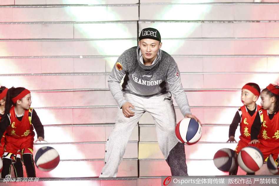 彩排间隙，几位身材修长的球员身着时尚休闲装，在后台通道里谈笑风生，高挑的身形与轻松的氛围构成了一道独特的风景线。