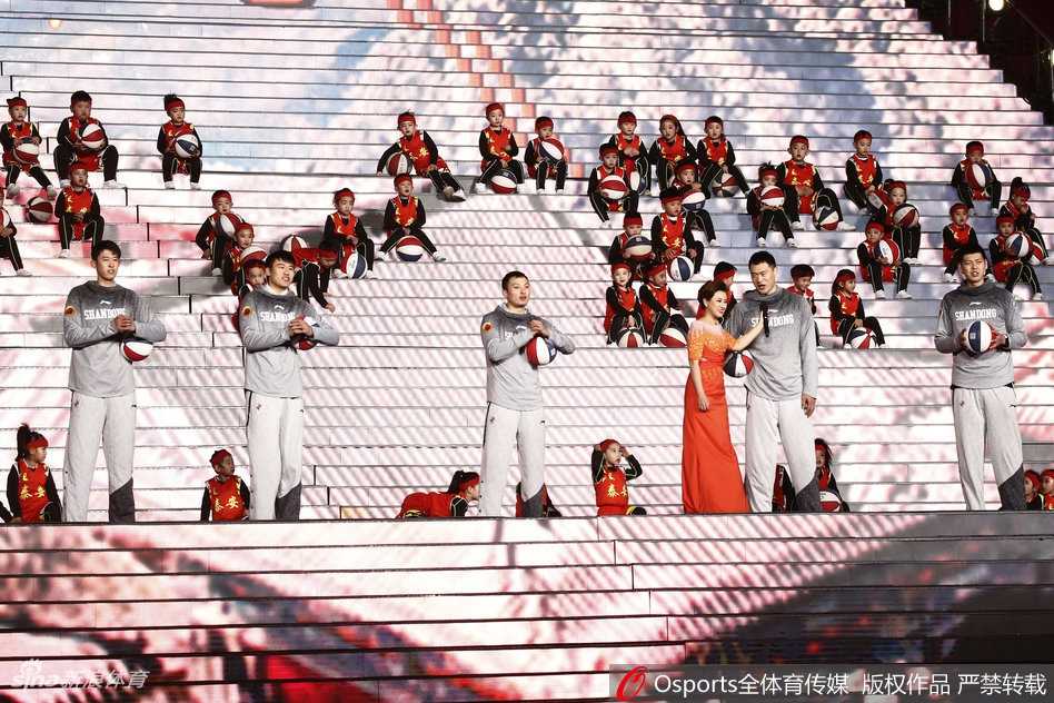 在充满童趣的篮球宝贝环绕下，贾诚单膝跪地，平视着身边的小朋友，耐心地指导着篮球技巧，铁汉柔情的一面在此刻展露无遗。