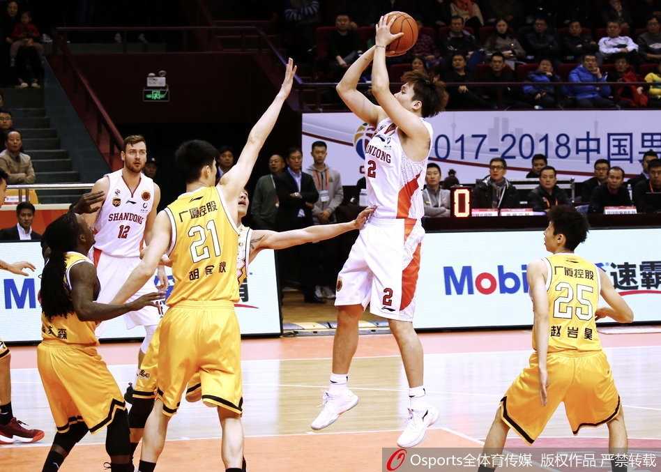 莫泰尤纳斯在胡金秋头顶强硬摘板，肌肉碰撞的声音仿佛穿透了时间