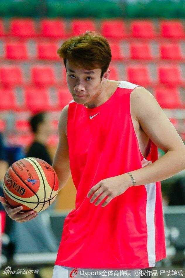 投篮训练中的丁彦雨航高高跃起，身体在空中完全舒展，新发型在灯光的照射下显得格外有型，完美展现了亚洲第一小前锋的风采。