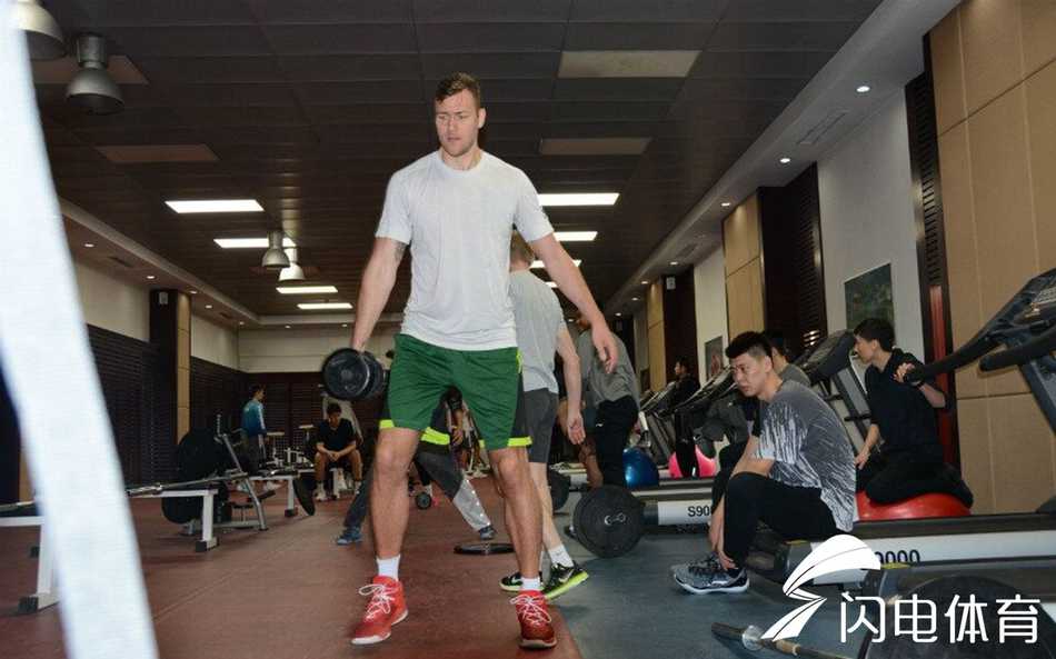 夜幕降临，山东男篮训练基地的窗外已是漆黑一片，但馆内依然灯火通明。透过明亮的玻璃窗，可以看到几个身影还在场上进行着最后的投篮练习，为即将到来的季后赛积蓄着能量。