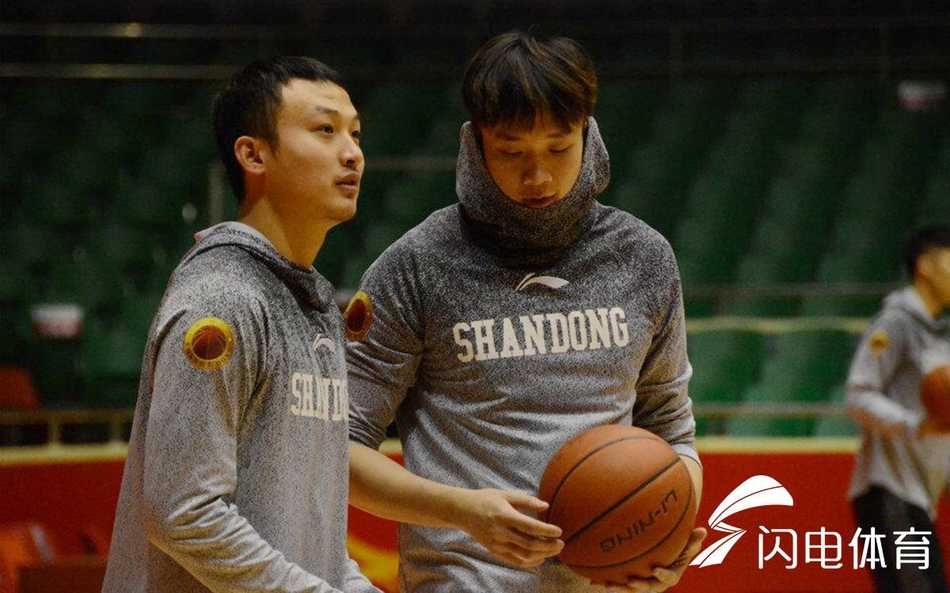 训练馆的角落里，几名未能进入对抗主阵容的球员正在进行着一对一的投篮加练，皮球撞击地板的声音清脆而有力，仿佛在诉说着年轻球员渴望抓住机会、证明自己的迫切心情。