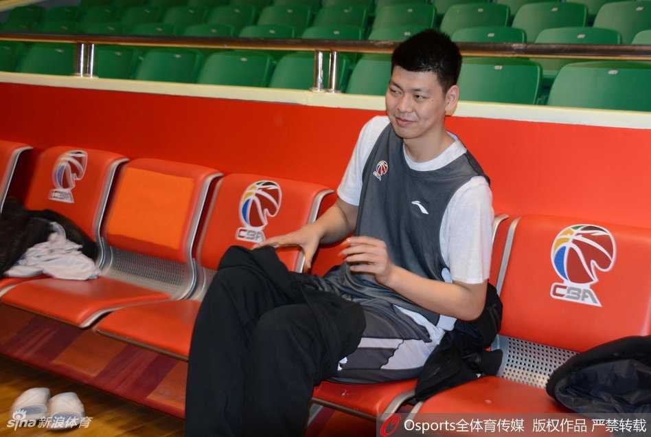 在明亮的训练馆里，山东男篮队员们正挥汗如雨，专注地进行着战术跑位演练，每一个眼神和动作都透露出对胜利的渴望。