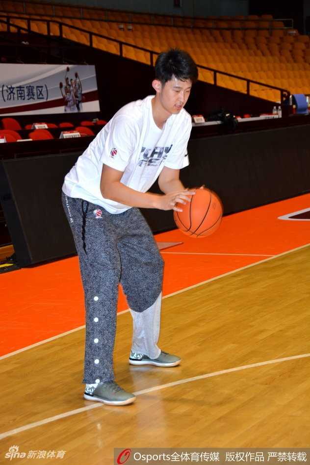 潘宁在外线觅得良机，高高跃起出手三分，皮球划出优美弧线，仿佛能听到清脆的刷网声。