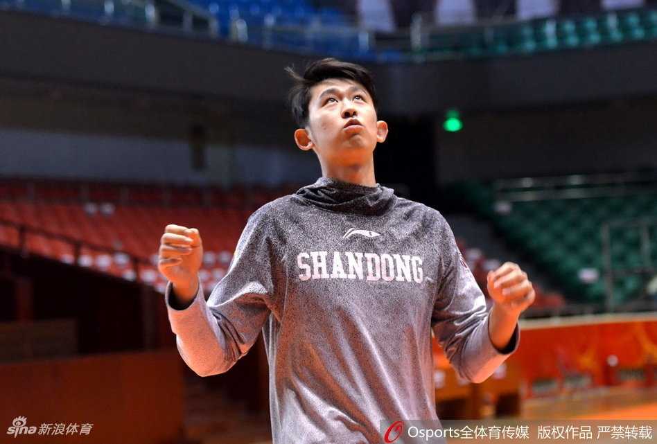 丁彦雨航接球后迅速启动，如利刃般撕开防守，进行快攻上篮练习，他矫健的身姿和专注的眼神，透露出本土MVP在关键时刻接管比赛的决心与自信。