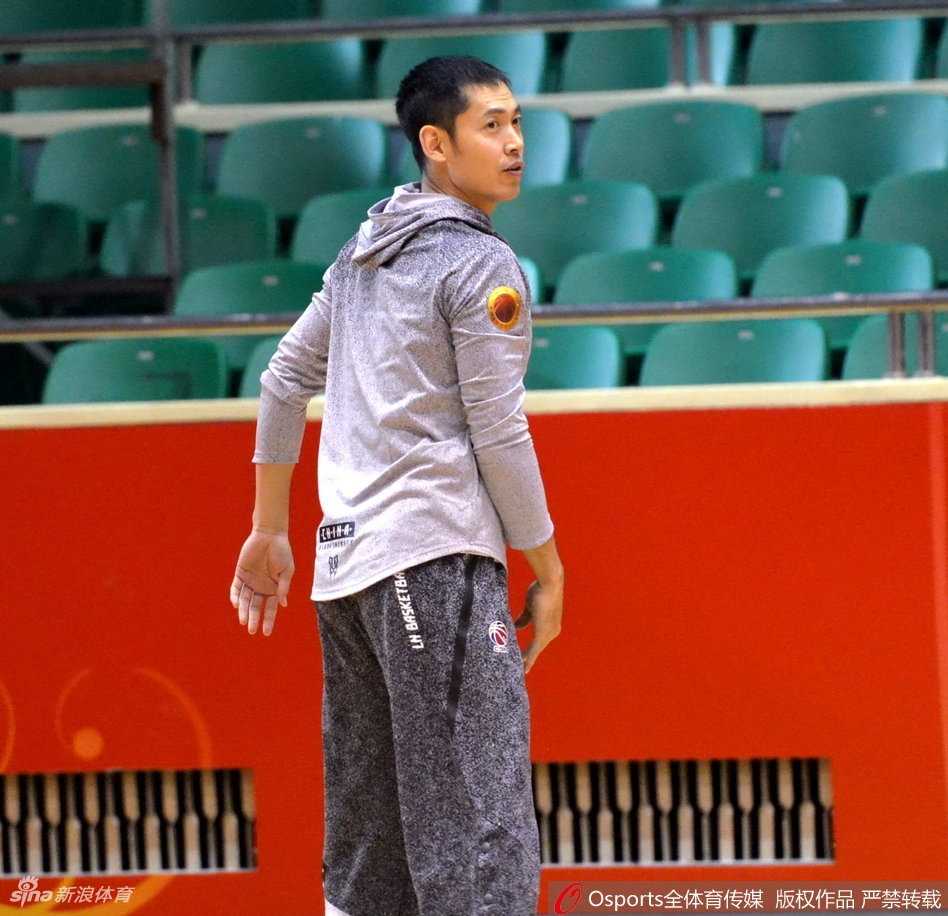 内线悍将陶汉林在对抗训练中强行起跳，完成一记势大力沉的单手劈扣，篮架都为之震颤，淋漓尽致地展现了“小鲨鱼”在内线的统治力和暴力美学。