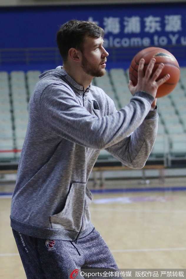 训练场上，劳森面对镜头露出标志性的憨厚笑容，手中运球自如，一旁的队友则全神贯注地观察他的动作，整个球馆洋溢着轻松又专注的备战氛围。