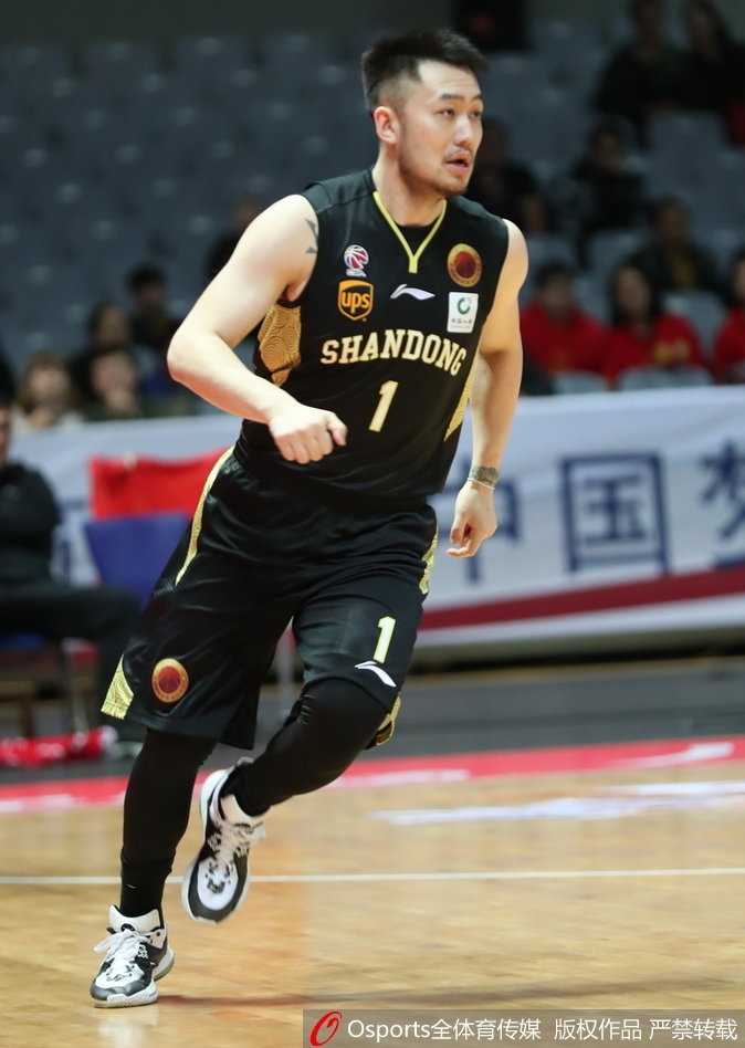 面对八一队员的贴身紧防，山东核心丁彦雨航冷静地跳起传球，为队友创造进攻机会，彰显核心球员的大局观。