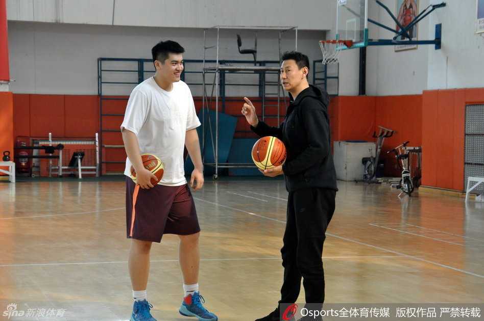 李楠指导神情严肃，在训练间隙召集队员们围成一圈，他用坚定的语气布置着下一阶段的攻防策略。