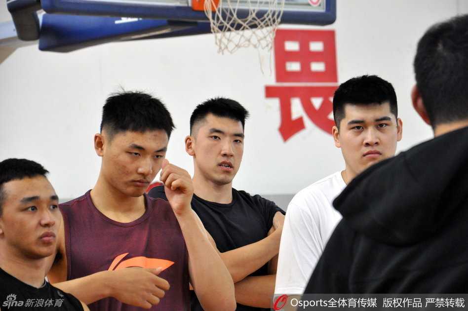 训练场上，山东男篮队员们正在进行折返跑，汗水浸湿了球衣，但每个人的眼神都充满坚毅，只为在全运会赛场上绽放。