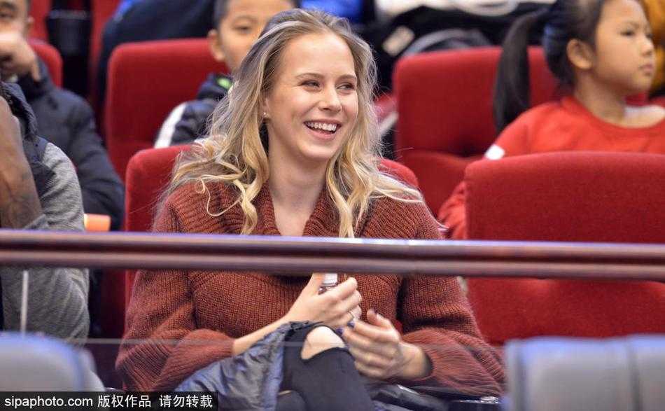 镜头拉近，莫泰女友的侧颜精致如画，高挺的鼻梁与专注的神情构成了一幅绝美的画面。她微微前倾的身体姿态，透露出对场上战局的关切，那份紧张与期待，让她不再是旁观者，而是与爱人并肩作战的亲密战友。