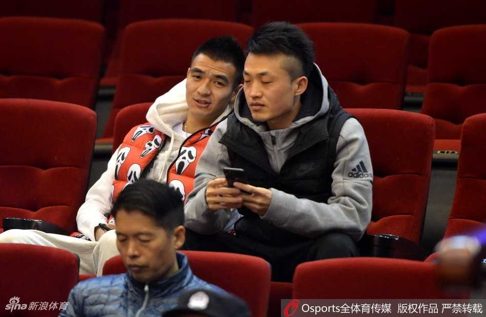 齐鲁冬夜篮球盛宴,看台星光熠熠耀全场 山东队核心球员丁彦雨航在八一队球员的严密包夹下,依然毫无惧色,他运球强行突破,眼神坚定地望向篮筐,准备寻找稍纵即逝的出手空间。