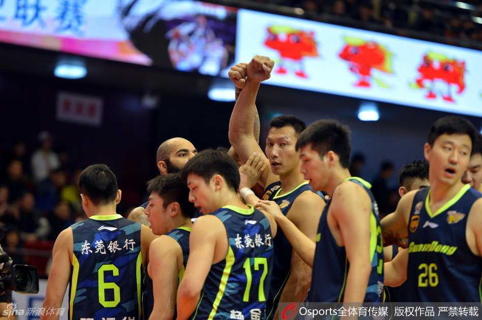 齐鲁决杀华南虎:丁彦雨航铸神迹,粤鲁大战铸经典 广东将士们在客场球迷山呼海啸的助威声中面色凝重,他们深知眼前这支由丁彦雨航领衔的山东队,绝非善茬。