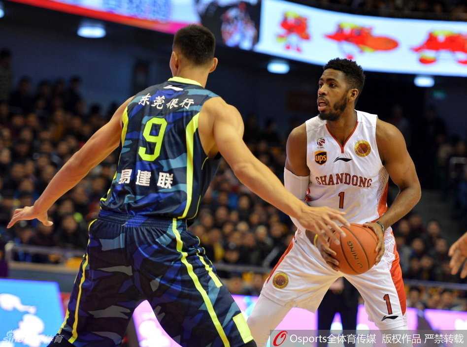 齐鲁决杀华南虎:丁彦雨航铸神迹,粤鲁大战铸经典 易建联在篮下与山东多名防守球员展开激烈卡位,肌肉的碰撞声仿佛穿透画面,为了球权他寸土不让。