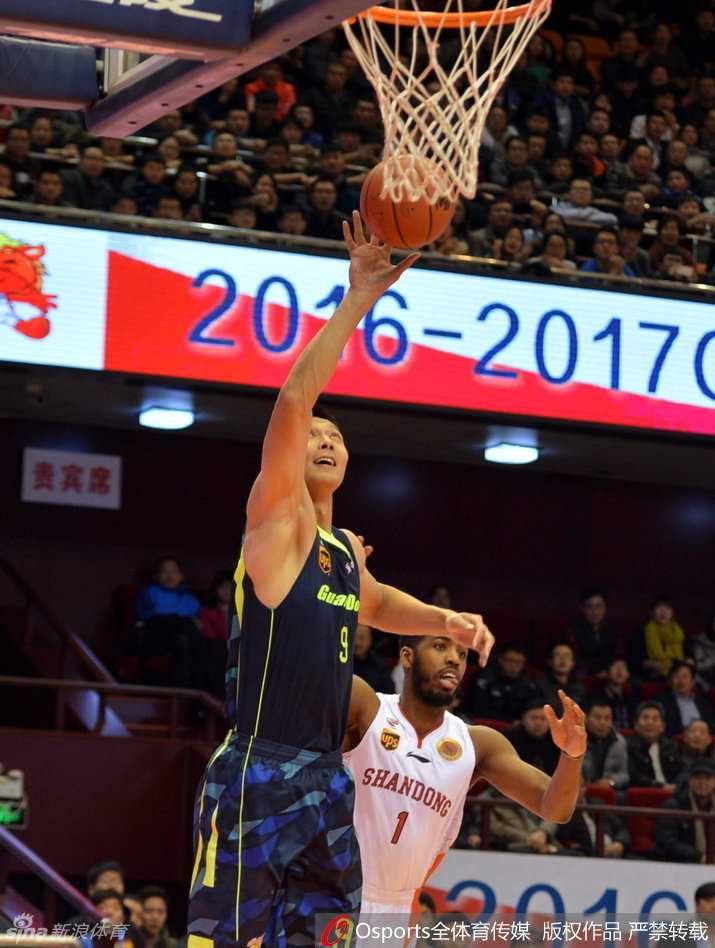 齐鲁决杀华南虎:丁彦雨航铸神迹,粤鲁大战铸经典 丁彦雨航命中关键球后,握拳怒吼庆祝,全场球迷起立欢呼,这一刻他就是齐鲁大地的篮球之神。