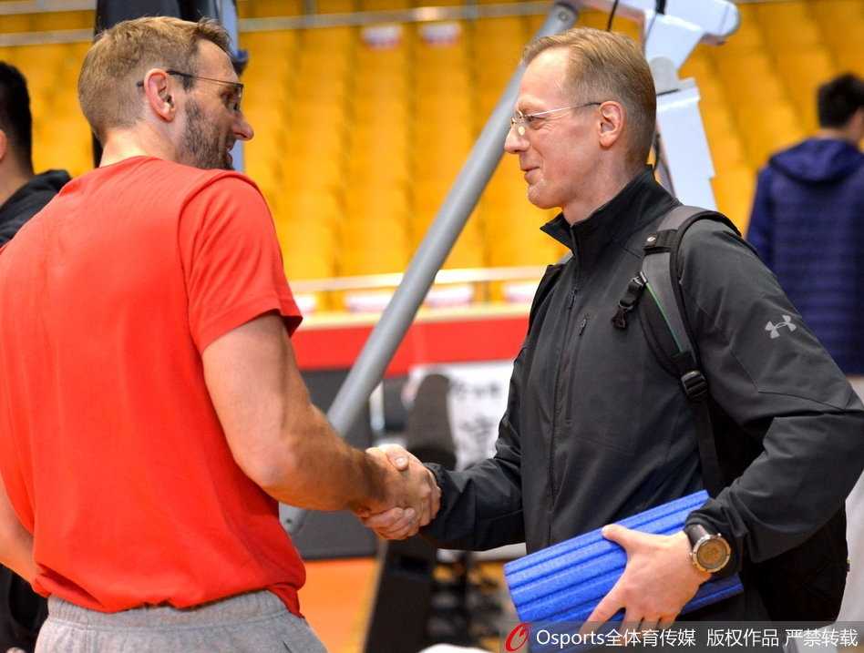 球场之上，老将张庆鹏在持球推进时也未能幸免，遭到了对方球员的严密贴防，甚至被对手举手遮住了视线，但他依然稳健地护住皮球。