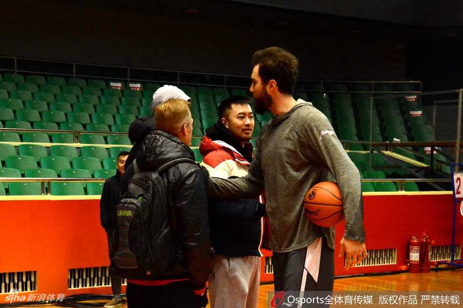 陶汉林高高跃起双手灌篮，力量和美感在这一刻完美结合，篮筐仿佛都在颤抖