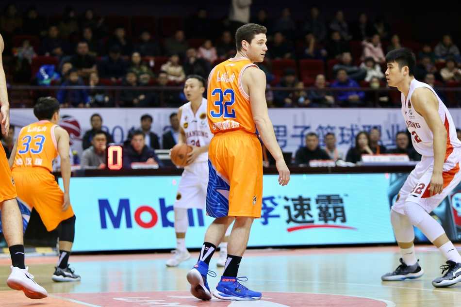 劳森面对防守冷静抛投，灵巧的身姿在巨人丛中划出优美弧线