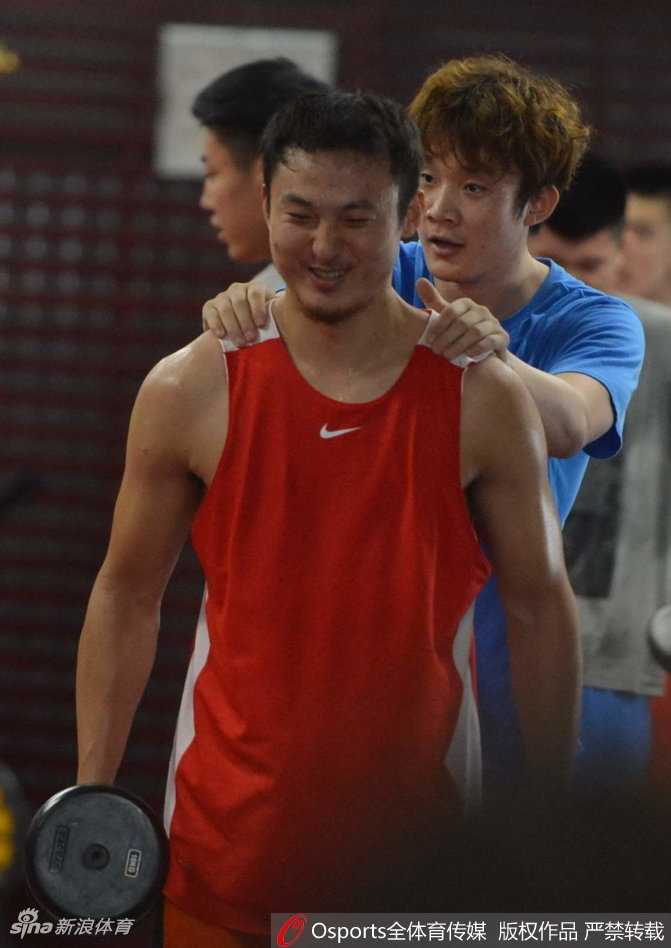 球场中央丁彦雨航被队友逗乐，露出大男孩般羞涩又灿烂的笑容，双手放在嘴边仿佛在卖萌搞怪