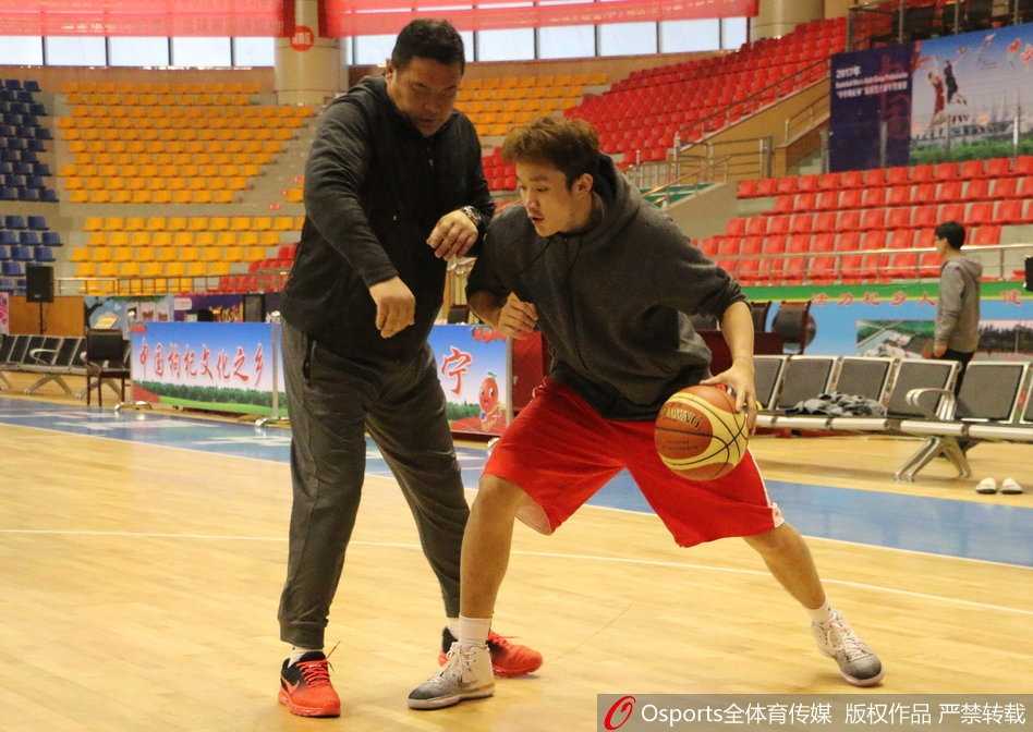 后卫王汝恒在训练中全神贯注，他正运球观察队友跑位，伺机发动下一次进攻，神情中透露出对比赛的渴望。