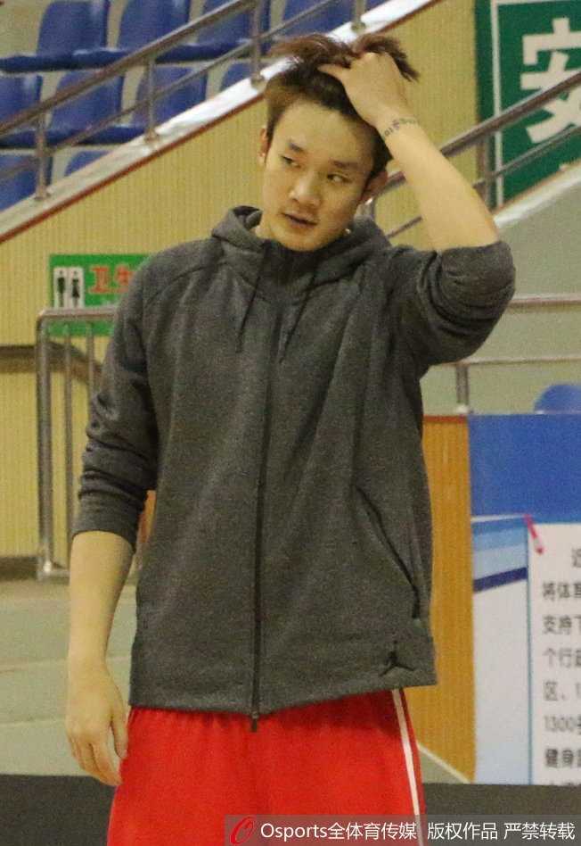 训练间隙，丁彦雨航习惯性地伸手撩起被汗水浸湿的长发，眼神专注而坚定，举手投足间尽显球星风采。