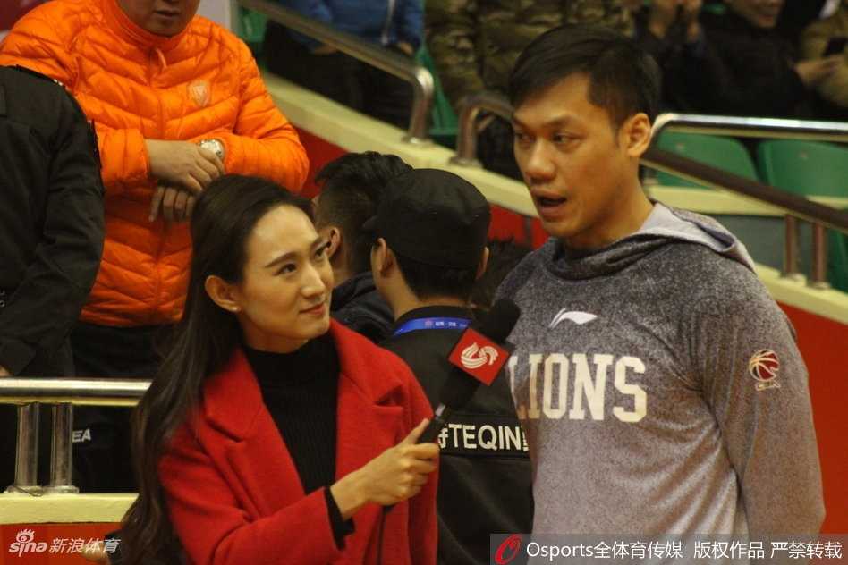 新闻发布厅内，明亮的灯光聚焦在一位正在低头快速记录的女记者身上，她面前的笔记本密密麻麻写满了战术要点，神情严肃而认真，完全沉浸在工作状态中，展现出极高的职业素养。