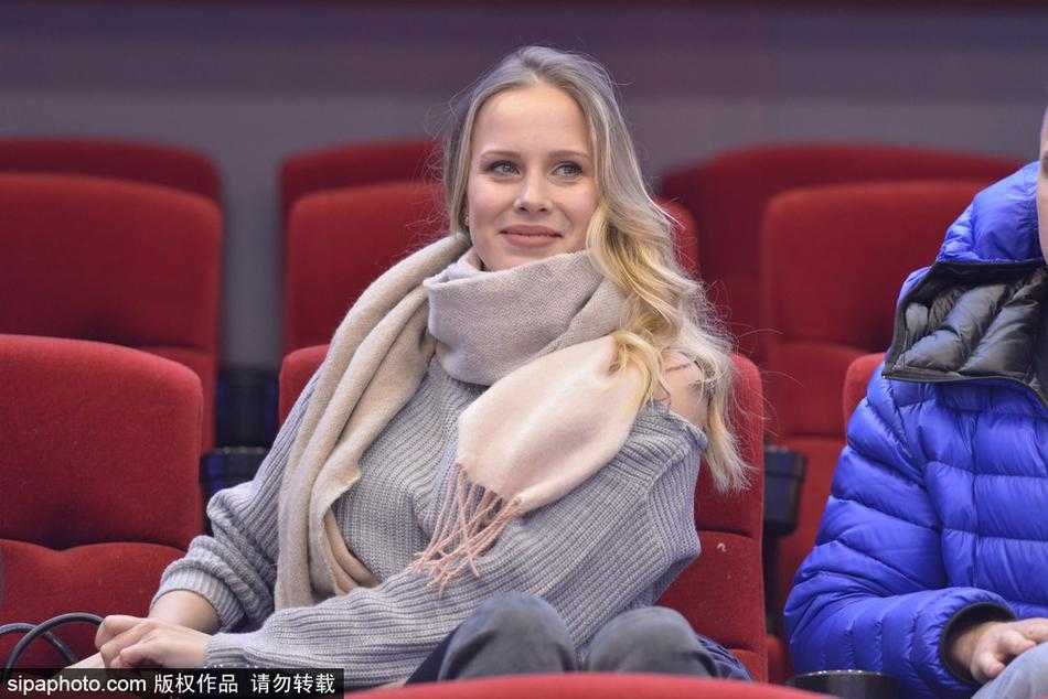 比赛结束后，宝莲娜耐心地与上前请求合影的中国球迷站在一起，她微微侧身靠近，脸上绽放出亲切友好的笑容，毫无球星光环下的傲慢与距离感。