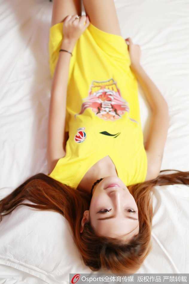 舞台上，一位篮球宝贝随着音乐节奏奋力跃起，飞扬的发丝与舞动的流苏交织，定格成力量与美感交融的动感瞬间。