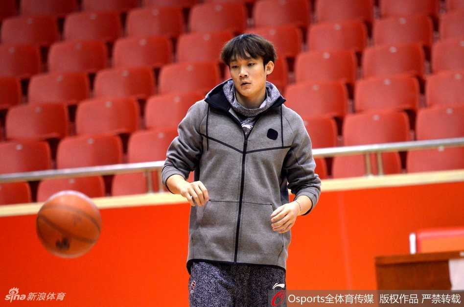 训练结束后的拉伸环节，小丁一脸‘生无可恋’地坐在地上，任由体能教练‘摆布’，那无辜的小眼神仿佛在向场边的队友求助：‘江湖救急，谁来救救我！’