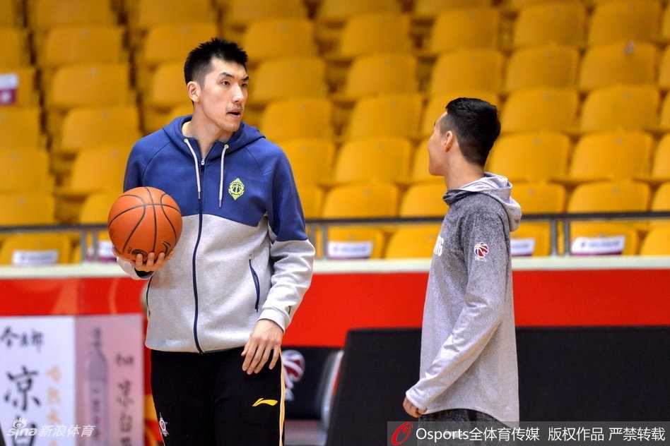 小丁在体能教练的指导下进行核心力量训练，他趴在地上努力完成动作，脸颊因用力而微微鼓起，像一只正在努力攀爬树叶的树袋熊，认真又笨拙的样子让人忍俊不禁。