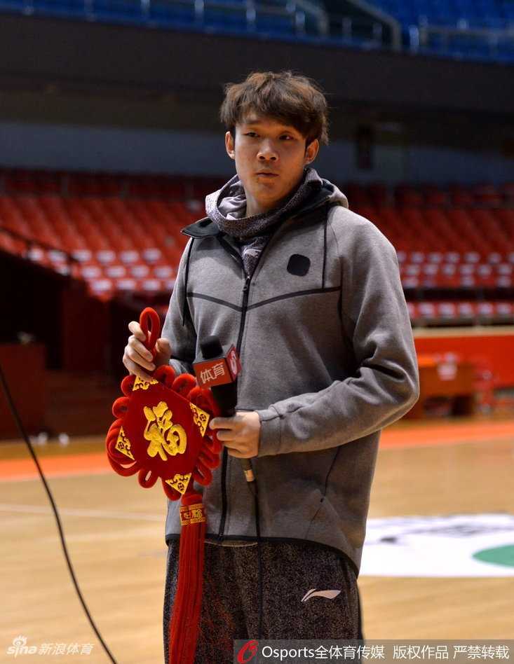 丁彦雨航在场边休息时，用毛巾裹住头只露出两只眼睛，眼神滴溜溜地转，仿佛在和大家玩躲猫猫，这身‘刺客’装扮也掩盖不住他古灵精怪的内心世界。