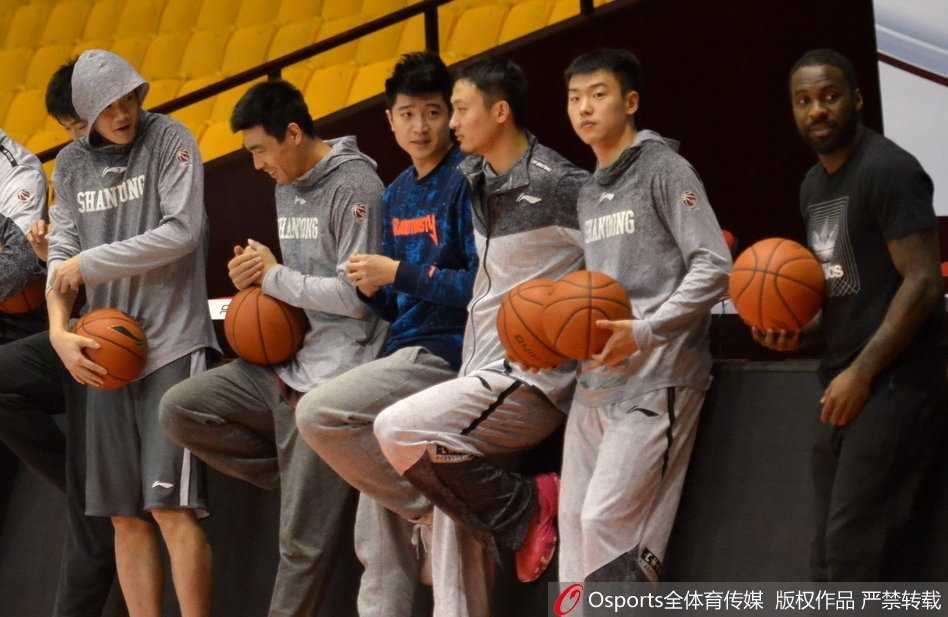 李春江指导在场边观察着山东队的训练，脸上露出了慈父般的笑容，显然是被眼前这个调皮又充满活力的对手核心所感染。