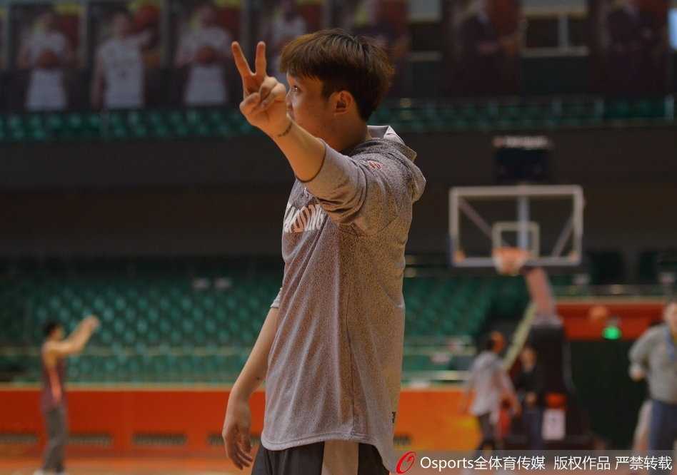 山东队全体球员围成一圈，丁彦雨航站在中间振臂高呼，队友们士气高涨，共同为即将到来的关键战役呐喊加油。