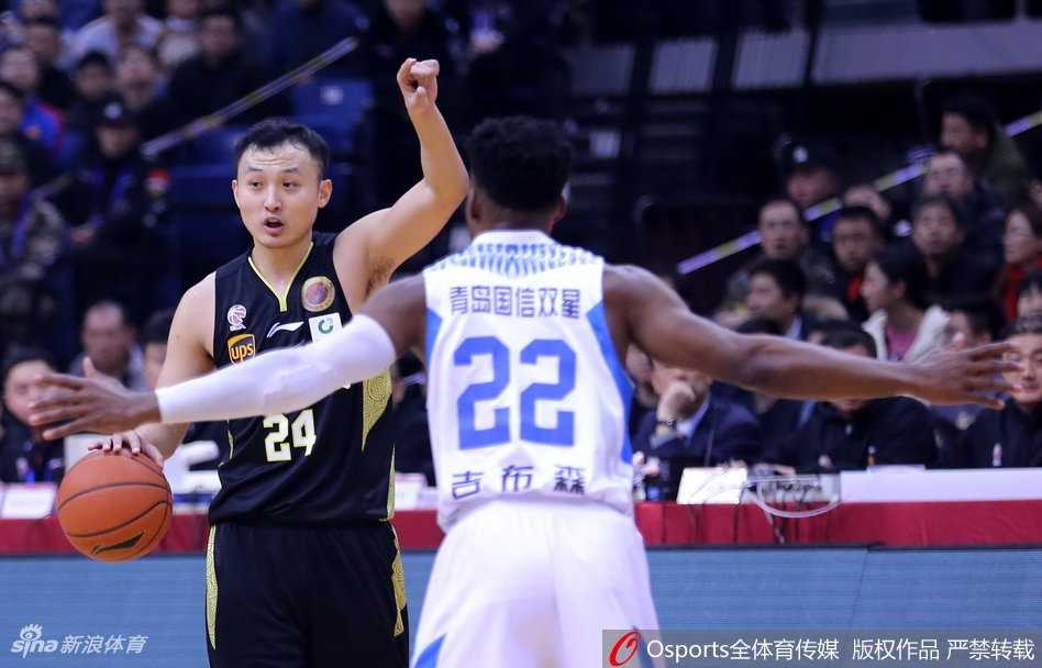 睢冉死死贴住青岛队外援吉布森，手臂张开，眼神专注，这是一次典型的肉搏式防守。