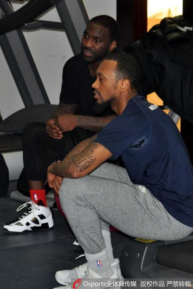 丁彦雨航在训练中单手抛射，皮球划过一道优美的弧线直奔篮筐。他神情专注，即便是在投篮练习中也一丝不苟，汗水已经浸湿了他的训练背心，显示出其备战状态极佳。