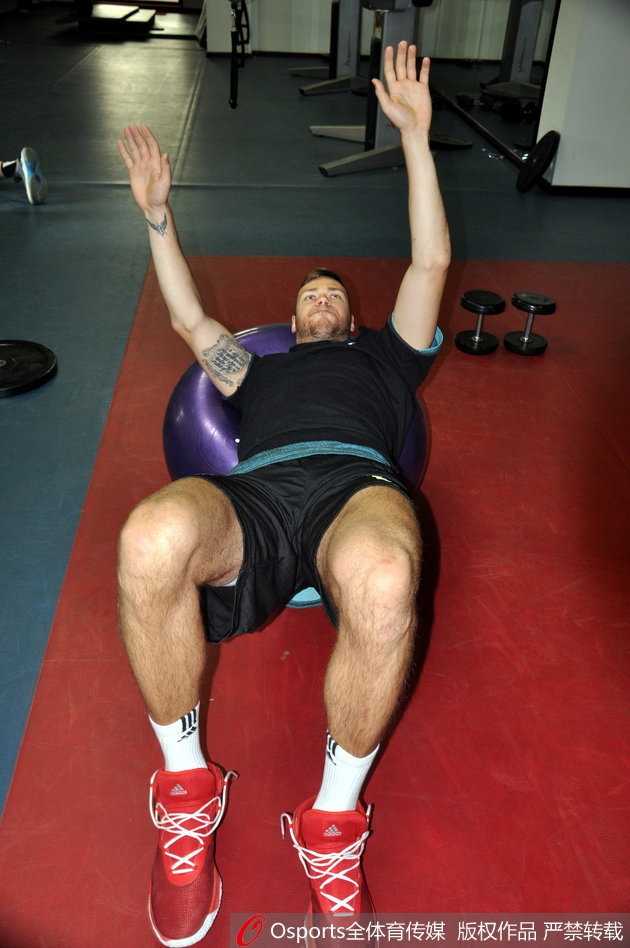 山东高速全队在进行战术跑位训练，队员们按照教练的布置快速移动。画面中劳森持球指挥，丁彦雨航从底线绕出准备接球，其他队友拉开空间，整个战术执行得一气呵成。